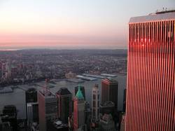 06:47 - Blick vom Nordturm Richtung Süd-Ost (Südturm, East River und Brooklyn)