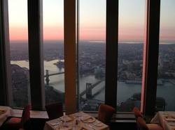 13:22 - Restaurant Windows On The World - Blick Richtung Osten - East River, Manhattan Bridge und Brooklyn Bridge