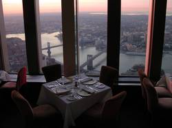 56:03 - Restaurant Windows On The World, Blick Richtung Osten, East River mit Brooklyn Bridge und Manhattan Bridge