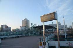 Uni-Brücke, Blick auf das Uni-Center und die U-Bahn-Haltestelle Ruhr-Uni